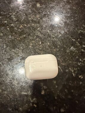 PRE LOVED Apple AirPods Pro 3 White Wireless Earbuds Charging Case